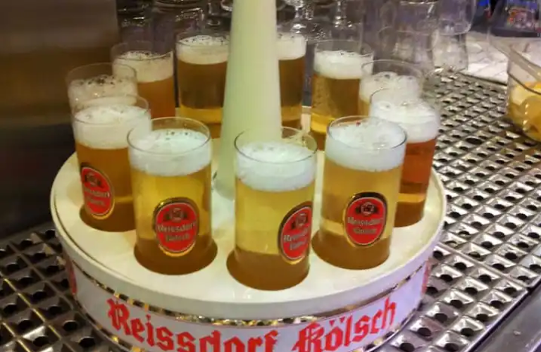 Plusieurs verre Stange, remplis de bière Kölsch de la brasserie Heinrich Reissdorf